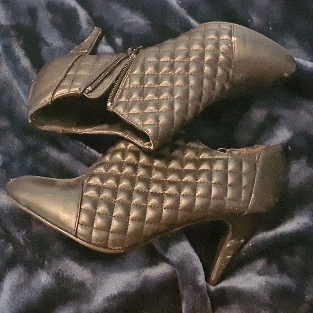 Short boots